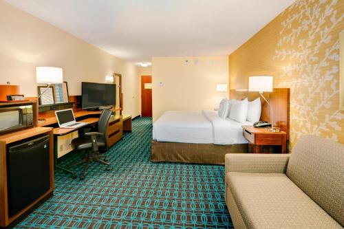 um quarto de hotel com uma cama e uma secretária em Fairfield Inn & Suites by Marriott Greenville Simpsonville em Simpsonville