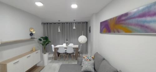 - un salon avec un canapé et une salle à manger dans l'établissement LA OCA BENIDORM INFINITY, à Benidorm