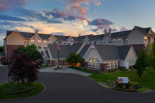 Vistas al mar de un gran complejo de apartamentos en Residence Inn Denver South/Park Meadows Mall, en Centennial