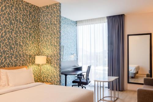 um quarto com uma cama e uma secretária num quarto em Fairfield Inn & Suites by Marriott Mexico City Vallejo em Cidade do México