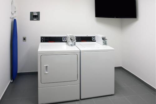 a white washer and dryer in a room at Fairfield Inn & Suites by Marriott Mexico City Vallejo in Mexico City