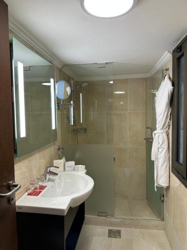 Koupelna v ubytování Ramada by Wyndham Downtown Beirut
