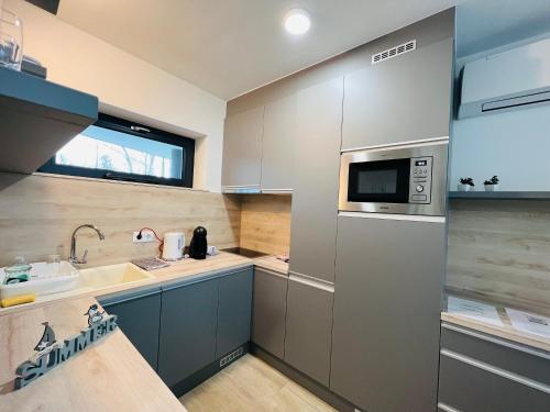 Køkken eller tekøkken på Medencés Panorámás BalAtom apartman