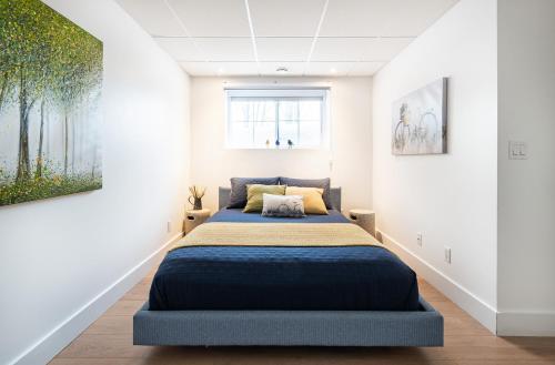 sypialnia z łóżkiem w białym pokoju w obiekcie Gîte avec spa Shefford w mieście Shefford