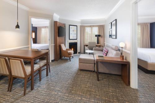 una camera d'albergo con letto e soggiorno di Residence Inn by Marriott State College a State College