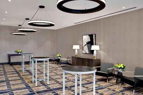 Coin salon dans l'établissement Delta Hotels by Marriott Calgary Downtown