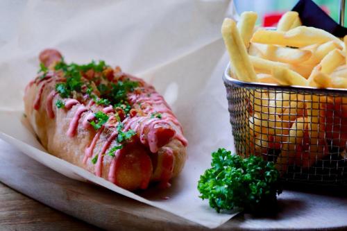 Makanan di atau berdekatan hotel