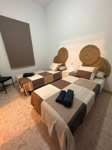 - 2 lits dans une chambre avec un grand écran dans l'établissement La casa de la Abuela, à Malaga
