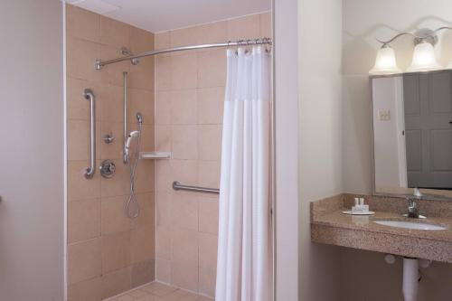 La salle de bains est pourvue d'une douche avec rideau de douche. dans l'établissement TownePlace Suites The Villages, à The Villages
