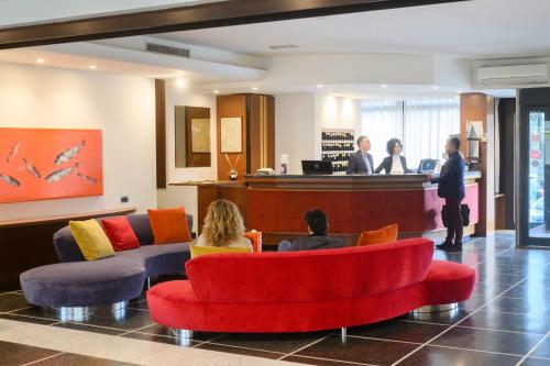a lobby with people waiting at the cash register at Art Hotel Milano in Prato