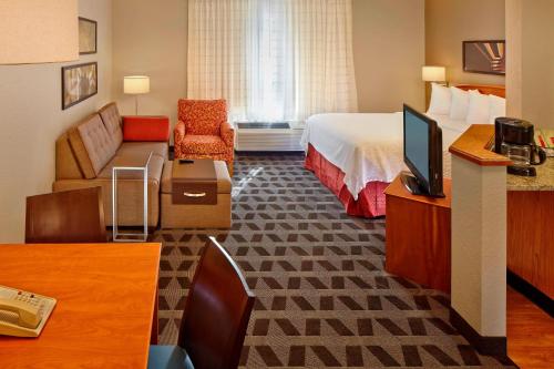 A bed or beds in a room at TownePlace Suites by Marriott Orlando East/UCF Area