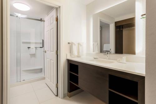 y baño con lavabo y ducha. en Residence Inn by Marriott Denver Golden/Red Rocks, en Golden