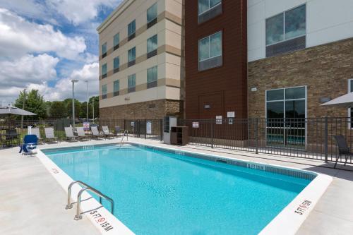 uma piscina em frente a um edifício em Fairfield by Marriott Inn & Suites Statesville em Statesville