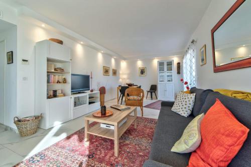 un salon avec un canapé et une table dans l'établissement Appartement Reina Pointe Croisette Palm Beach, à Cannes