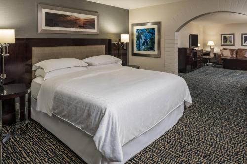 uma grande cama branca num quarto de hotel em Sheraton Salt Lake City em Salt Lake City