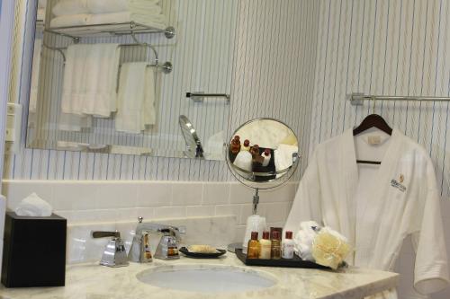 ein weißes Badezimmer mit einem Waschbecken und einem Spiegel in der Unterkunft Sheraton Columbia Downtown Hotel in Columbia
