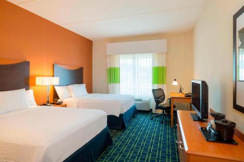 ein Hotelzimmer mit 2 Betten, einem Schreibtisch und einem TV in der Unterkunft Fairfield Inn & Suites Huntingdon Raystown Lake in Huntingdon