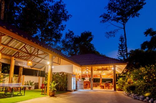 widok na dom w nocy w obiekcie Khao Sok River Home Resort w Khao Sok