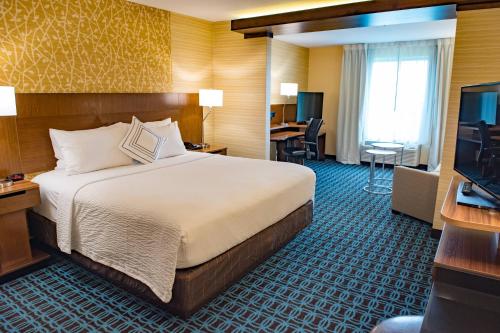 Fairfield Inn & Suites by Marriott Anderson في أندرسون: غرفة فندقية بسرير وتلفزيون بشاشة مسطحة