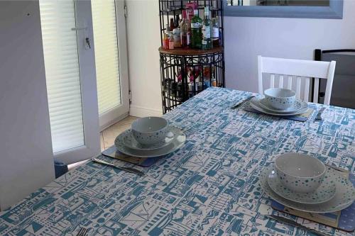 una mesa con dos tazas y platos encima en Lilly’s Cottage, Filey, Sleeps 8 en Filey