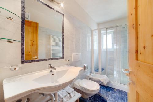 A bathroom at Ferienwohnungen Zwick Spinei