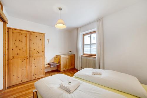 - une chambre avec 2 lits et une fenêtre dans l'établissement Ferienwohnungen Zwick Spinei, à Burgusio