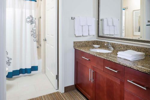 y baño con lavabo y ducha. en Residence Inn by Marriott Waco, en Waco