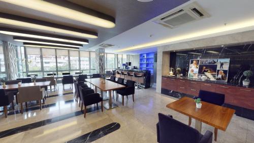 a restaurant with tables and chairs and a bar at Mimi Hotel Ankara in Ankara