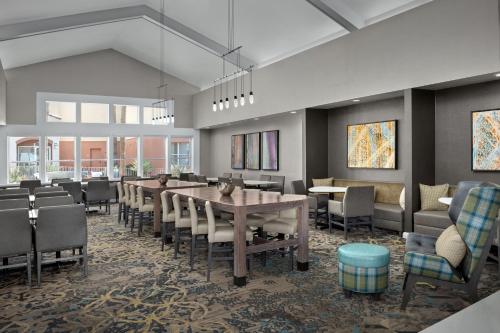 a dining room with a table and chairs at Residence Inn by Marriott Phoenix Airport in Phoenix