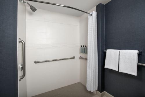 y baño con ducha y puerta de cristal. en Residence Inn by Marriott Phoenix Airport, en Phoenix