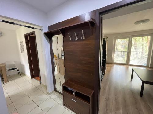科馬爾諾的住宿－Apartman Bibi-D，一间设有衣柜的房间,里面配有一张桌子