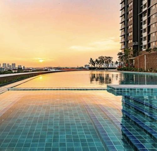 una grande piscina con tramonto sullo sfondo di Te amo Gandaria Bangi Pool View Free Wifi Netflix a Bandar Baru Bangi