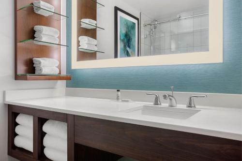 y baño con lavabo, espejo y toallas. en Delta Hotels by Marriott Somerset, en Somerset
