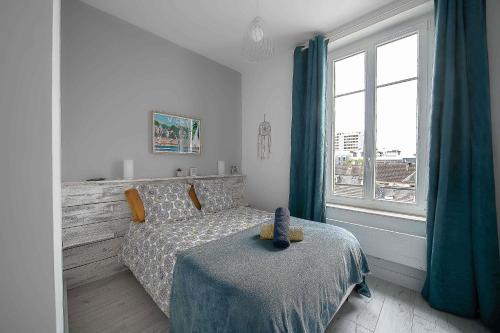une chambre avec un lit et une fenêtre dans l'établissement Le George V - Appartement centre ville et parking, à Vichy