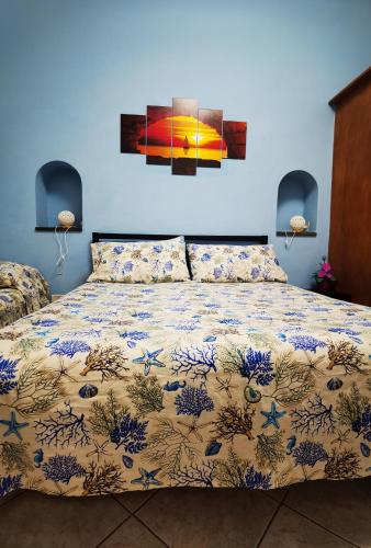 Appartamento Central في ليباري: غرفة نوم بسرير مع جدار ازرق