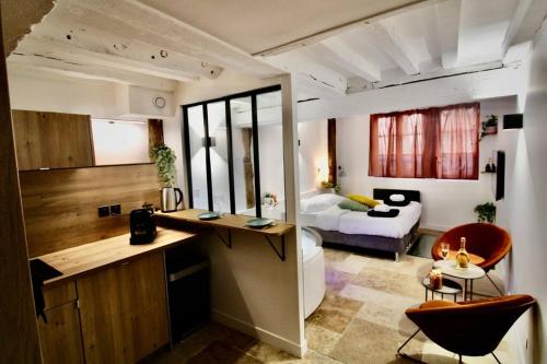 une chambre avec une cuisine et une chambre avec un lit dans l'établissement Le Spa Beauvoisine - Jacuzzi Sauna Rouen centre Free parking, à Rouen