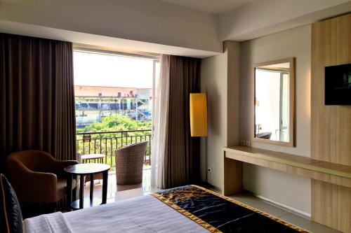 Postel nebo postele na pokoji v ubytování The Kana Kuta Hotel