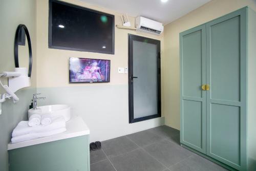 a bathroom with a sink and a shower with a mirror at SAZI BEN THANH Hotel HCM in Ho Chi Minh City