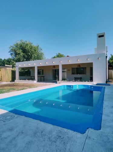 une grande piscine en face d'une maison dans l'établissement Hospedaje La Calma, à San Miguel del Monte