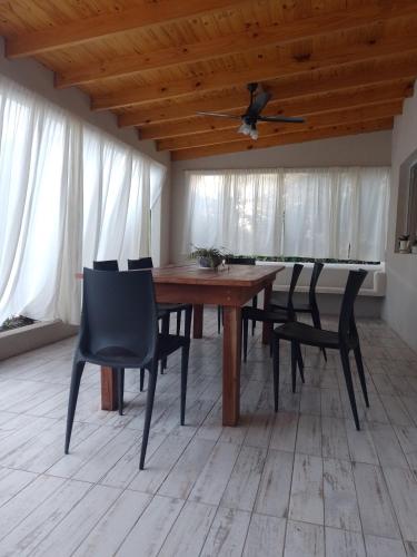 een eetkamer met een houten tafel en stoelen bij Hospedaje La Calma in San Miguel del Monte