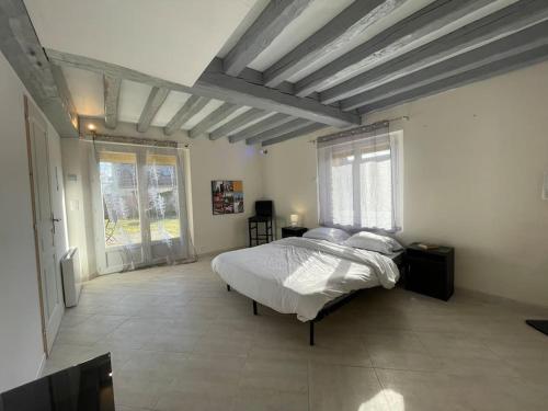 Ένα ή περισσότερα κρεβάτια σε δωμάτιο στο Maison ancienne Vallée de l’Eure