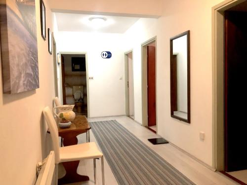 Μια τηλεόραση ή/και κέντρο ψυχαγωγίας στο Nar Apartment