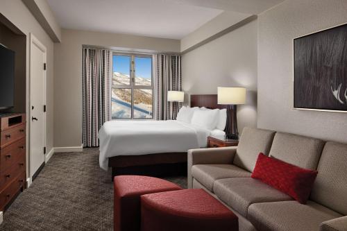 una camera d'albergo con letto e divano di Marriott's MountainSide a Park City