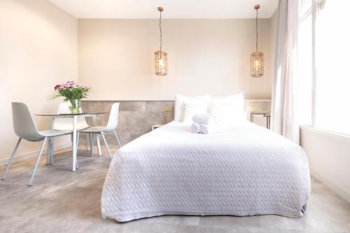 A bed or beds in a room at Newly Build Utopia City Penthouse 7-Minutes from Rotterdam CS app3