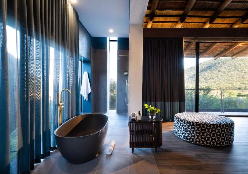 Un lugar para sentarse en Babohi at Qwabi Private Game Reserve by NEWMARK