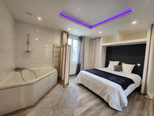 a bedroom with a bed and a bathtub and a bed and a bath tub at Appartement avec baignoire - Hautvillers in Hautvillers