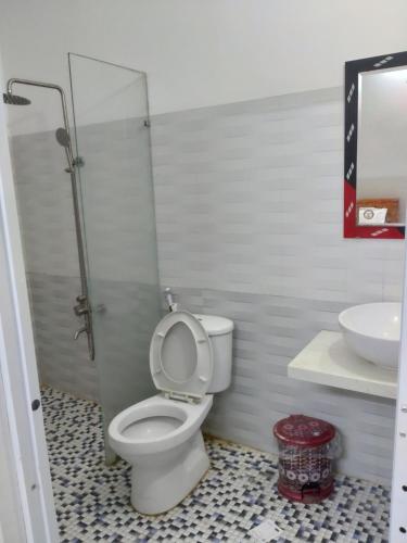 ein Bad mit einem WC und einem Waschbecken in der Unterkunft Lavender Sa Huỳnh Hotel Quốc Lộ 1A in La Vân (2)