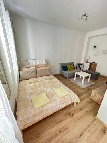 a small bedroom with a bed and a couch at TOP LOCATION in Vienna