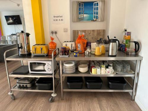 una cocina con un carro con microondas. en Blue Room Hostel Newquay, en Newquay