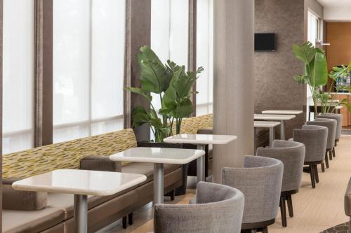 SpringHill Suites by Marriott Lafayette South at River Ranchにあるテレビまたはエンターテインメントセンター